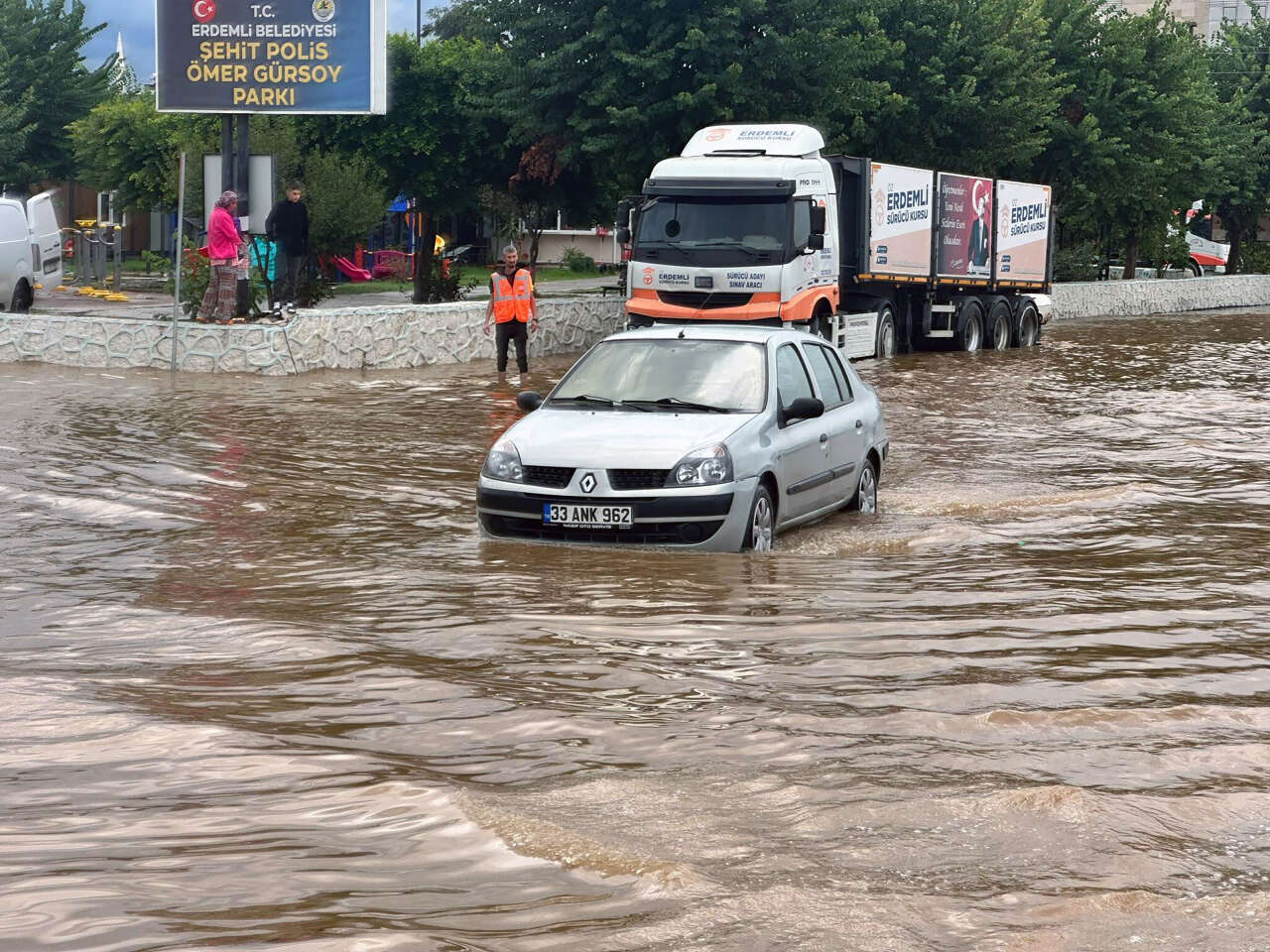 Bir ilimizde sel manzaraları! Yollar göle döndü, ev ve iş yerlerini su bastı 5